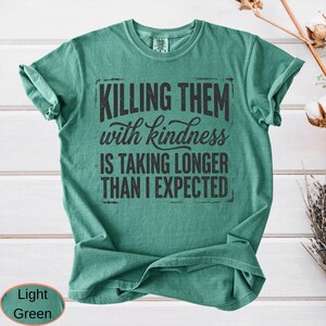 Comfort Colors Killing Them With Kindness Shirt, Sarcastic Quote Tee, Funny Introvert Humor T-Shirt afbeelding 17