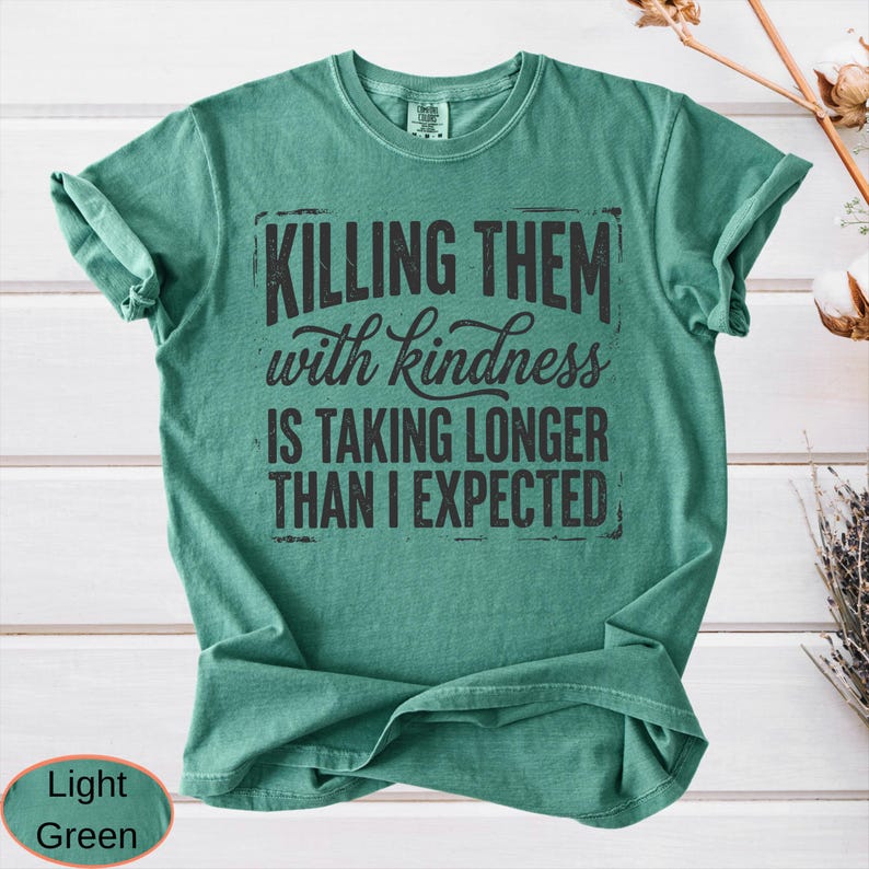 Comfort Colors Killing Them With Kindness Shirt, Sarcastic Quote Tee, Funny Introvert Humor T-Shirt afbeelding 17