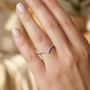 Anel em formato de V | Anel minimalista em ziguezague | Prata maciça | Anel fino cravejado em formato de V para usar em conjunto