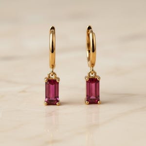 ピンク・ルビーのバゲットピアス｜7月の誕生石のダングルハギーピアス｜ゴールドの誕生石フープピアス｜日常のエレガンスを演出する繊細なジュエリー