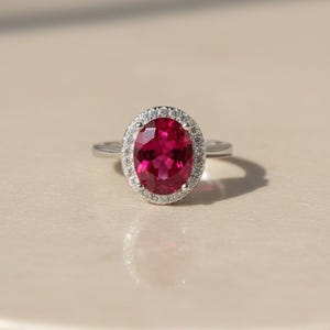 Anello con rubino taglio ovale e contorno di diamanti • Anello di fidanzamento in argento sterling