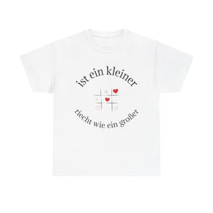 Könnte beinhalten: Weißes T-Shirt mit einer schwarzen und roten Grafik. Die Grafik enthält ein Tic-Tac-Toe-Feld mit Herzen und Xs sowie deutschen Text, der lautet: "ist ein kleiner riecht wie ein großer."