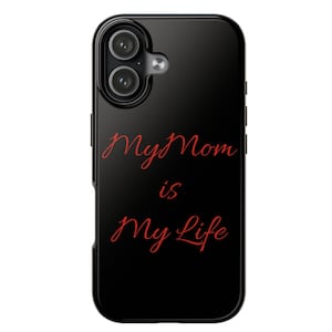 Peut inclure: Coque de téléphone noire avec un appareil photo à double objectif et l'inscription "My Mom is My Life" en rouge. L'étui est conçu pour un smartphone et présente une finition brillante.