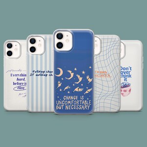 Pode incluir: Cinco capas de telefone com designs diferentes. Uma capa é azul com uma lua crescente, pássaros e o texto "CHANGE IS UNCOMFORTABLE BUT NECESSARY". Outras capas têm texto e padrões em branco e azul.
