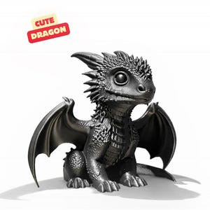 Könnte beinhalten: Detaillierte, dunkelgraue Drachenfigur mit großen Flügeln, stacheligen Details und großen Augen. Der Drache sitzt mit ausgebreiteten Flügeln. Der Text "CUTE DRAGON" befindet sich in einem roten und gelben Banner.