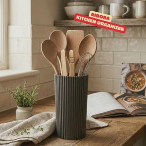 以下が含まれることがあります： クリーム色、ライトグレー、ダークグレーの3色の、まだら模様のマット仕上げのセラミックマグのセット。各マグはシンプルでミニマルなデザインで、丸みを帯びたハンドルが付いています。