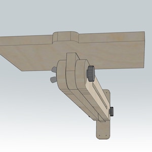 Puede incluir: Una estantería de pared ajustable de madera con una parte superior rectangular y un brazo articulado. El brazo tiene múltiples puntos de pivote y se asegura con tuercas de mariposa y una perilla. La estantería está diseñada para montarse en la pared.
