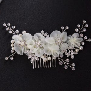 Puede incluir: Un juego de tres cuencos de cerámica anidados en tonos azules, verdes y blancos. Los cuencos presentan un esmalte moteado y un diseño sencillo y moderno. El cuenco más grande mide aproximadamente 15 cm de diámetro.