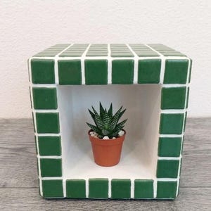 Handgjord suckulentkruka, kaklad mosaikkruka. Fångbricka och sminkbricka för hemmet.