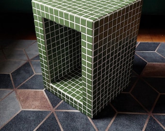 Mesa lateral artesanal em mosaico verde | Mesa de apoio em formato de cubo com azulejos vazados