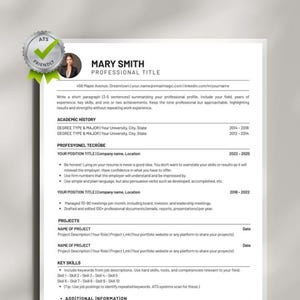 Puede incluir: Una plantilla de currículum vitae blanca con el nombre "Mary Smith" y el título "Professional Title". Incluye secciones para historial académico, experiencia profesional, proyectos y habilidades clave. Una insignia verde "ATS Friendly" está en la esquina superior izquierda.
