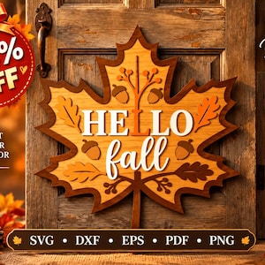 Könnte beinhalten: Ein hölzernes Ahornblatt-Wandschild mit dem Schriftzug HELLO fall in weißen und orangefarbenen Buchstaben. Das Design zeigt geschnitzte Eichel- und Zweigmotive, die auf einem natürlichen Holzhintergrund geschichtet sind und eine Tiefe erzeugen.
