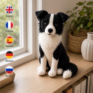 Puede incluir: Un animal de peluche tejido a ganchillo con la forma de un perro border collie blanco y negro. El juguete presenta un pecho blanco, patas blancas y una punta de cola blanca, con pelaje negro cubriendo las orejas, el lomo y los costados. Ojos y nariz negros.