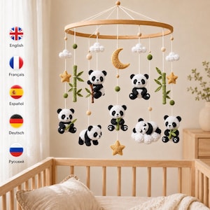 Peut inclure: Un mobile pour bébé en bois circulaire composé de pandas crochetés, de tiges de bambou vertes, de nuages blancs, d'étoiles jaunes et d'un croissant de lune jaune suspendus par des fils blancs. Les pandas sont noirs et blancs avec des détails.