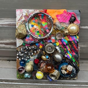 Puede incluir: Un juego de tres tazas de cerámica con un acabado mate moteado. Las tazas son de color crema, gris claro y gris oscuro. Cada taza tiene un diseño simple y minimalista, ideal para café o té.