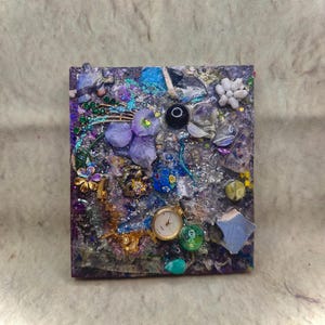 Time Seeding – Assemblaggio originale di oggetti trovati / Collage a tecnica mista su legno