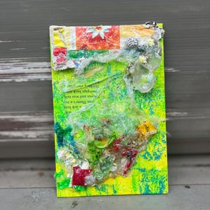 Collage de plástico reciclado sobre lienzo – Obra de arte de técnica mixta en verde neón – Ensamblaje de objetos encontrados