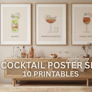 Op de afbeelding: Drie ingelijste kunstprints met cocktailillustraties: Mojito, Pornstar Martini en Aperol Spritz. De prints worden weergegeven boven een houten kast met barbenodigdheden en de tekst "COCKTAIL POSTER SET 10 PRINTABLES".