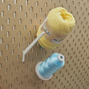 Puede incluir: Un juego de tres tazas de cerámica con un acabado mate moteado. Las tazas son en tonos crema, gris claro y gris oscuro. Cada taza tiene un diseño simple y minimalista, ideal para café o té.