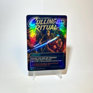 Op de afbeelding: Een holografische ruilkaart getiteld "Culling Ritual" met een fantasie-illustratie. De kaart toont een centrale figuur met blauwe energie, omringd door andere figuren. De tekst bevat "Sorcery" en spelinstructies.