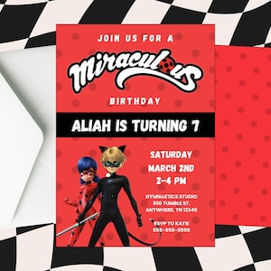 Può includere: Un invito rosso e bianco con il testo "Join us for a Miraculous Birthday". L'invito include il testo "Aliah is turning 7", data, ora e informazioni RSVP. L'invito presenta personaggi dei cartoni animati.