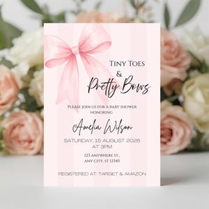 Pode incluir: Um cartão de convite retangular para chá de bebê com fundo de listras verticais rosa claro e branco e um grande laço rosa em aquarela. O texto diz: Tiny Toes & Pretty Bows, Please join us for a baby shower honoring Amelia Wilson, Saturday, 15 August 2026 at 3pm, 123 Anywhere St., Any City, ST 12345, Registered at: Target & Amazon.