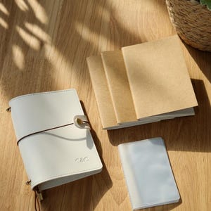 Portapasaportes personalizado, cartera de viaje a medida con cuaderno A7 y tarjetero, 2 recambios, funda minimalista, regalo de graduación