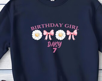 Sudadera personalizada para cumpleañera, camiseta de cumpleaños con margaritas, sudadera de cuello redondo con nombre personalizado para cumpleaños, conjunto de cumpleaños para niña coqueta, sudadera con capucha de edad