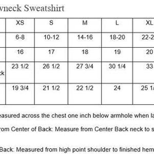 Puede incluir: Tabla de tallas para una sudadera de cuello redondo juvenil, que detalla el ancho del pecho, la longitud de la manga y las medidas de la longitud del cuerpo en pulgadas para las tallas XS a XL. Incluye instrucciones de medici&oacute;n.