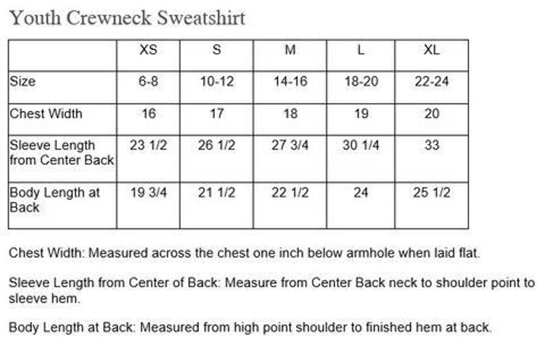Puede incluir: Tabla de tallas para una sudadera de cuello redondo juvenil, que detalla el ancho del pecho, la longitud de la manga y las medidas de la longitud del cuerpo en pulgadas para las tallas XS a XL. Incluye instrucciones de medici&oacute;n.