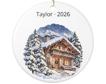 Enfeite de Natal personalizado para chalé alpino, com nome e ano, lembrança redonda de cerâmica para cabana na montanha.