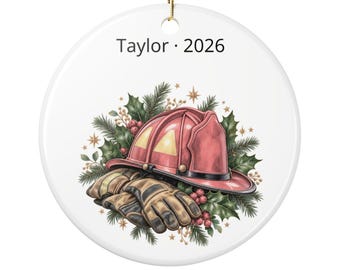 Enfeite de Natal personalizado em formato de capacete de bombeiro, com nome e ano, lembrança redonda de cerâmica para socorristas.