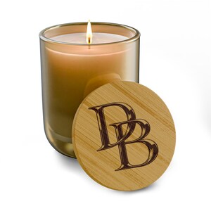 Vela de soja con monograma personalizado, tapa de bambú grabada, frasco de vidrio de 400 ml. imagen 2