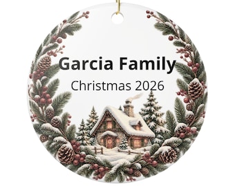 Enfeite de Natal personalizado para a família, 2026, lembrança de cerâmica em uma casinha nevada.
