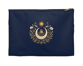 Op de afbeelding: Een donkerblauwe etui met ritssluiting voorzien van een centrale afbeelding van een crèmekleurige maansikkel die een papaverbol omvat, omringd door een cirkelvormig arrangement van witte en oranje bloemen, groene bladeren en een kleine gouden zon.