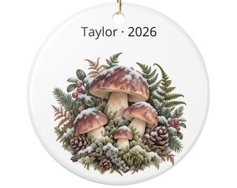 Enfeite de Natal personalizado em forma de cogumelo da floresta, com nome e ano, lembrança redonda de cerâmica.