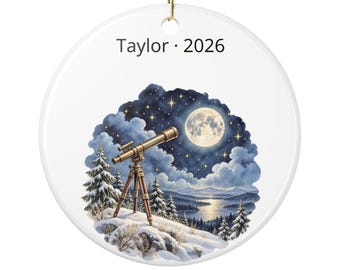 Enfeite de Natal personalizado em forma de telescópio para observação de estrelas, com nome e ano, lembrança astronômica redonda em cerâmica.