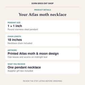 Op de afbeelding: Dorn Bros Ent Shop productdetails voor een Atlas-mot ketting. Bevat een ronde roestvrijstalen hanger van 2,54 x 2,54 cm aan een ketting van 45,72 cm. Het ontwerp toont een bedrukte Atlas-mot en maan met eikenbladeren en eikels op een middernachtblauwe achtergrond. Inclusief &eacute;&eacute;n ketting en een geschenkdoos.