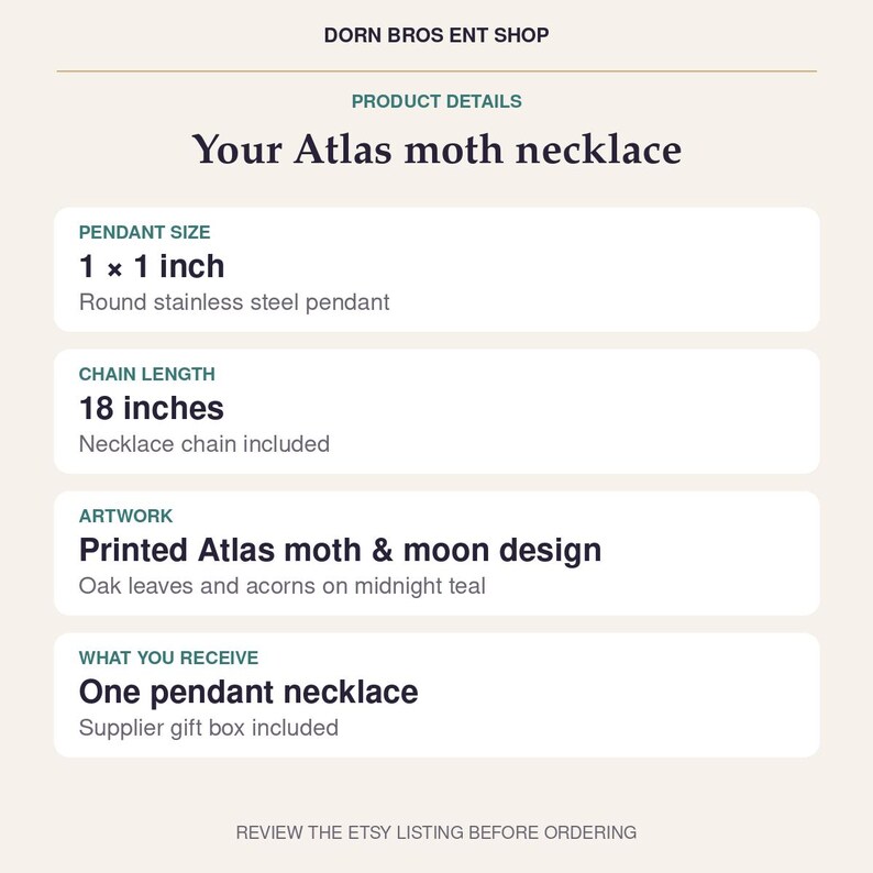 Op de afbeelding: Dorn Bros Ent Shop productdetails voor een Atlas-mot ketting. Bevat een ronde roestvrijstalen hanger van 2,54 x 2,54 cm aan een ketting van 45,72 cm. Het ontwerp toont een bedrukte Atlas-mot en maan met eikenbladeren en eikels op een middernachtblauwe achtergrond. Inclusief &eacute;&eacute;n ketting en een geschenkdoos.