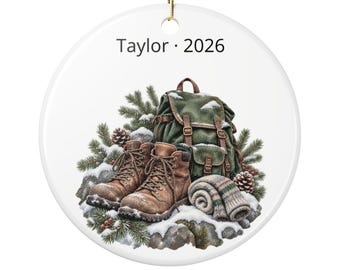 Enfeite de Natal personalizado em formato de botas de caminhada, com nome e ano, lembrança redonda de cerâmica para aventuras ao ar livre.