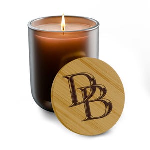 Vela de soja con monograma personalizado, tapa de bambú grabada, frasco de vidrio de 400 ml. imagen 3