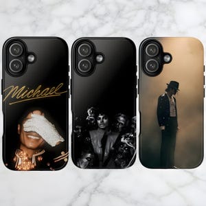Puede incluir: Tres fundas negras para teléfono con imágenes de Michael Jackson. Una funda tiene el nombre "Michael" en letras doradas, otra tiene una foto en blanco y negro de un grupo de personas, y la tercera muestra a Jackson con traje y sombrero negros.