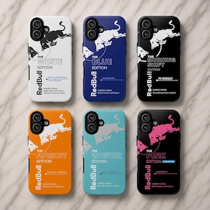 Könnte beinhalten: Sechs Handyhüllen mit dem Red Bull Logo und Text. Die Hüllen sind in verschiedenen Farben erhältlich: Weiß, Blau, Schwarz, Orange, Türkis und Pink. Jede Hülle hat einen anderen Editionsnamen, wie "White Edition" und "Pink Edition".