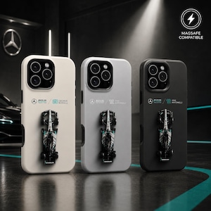 Op de afbeelding: Drie smartphonehoesjes in crème, lichtgrijs en zwart, elk voorzien van een miniatuur Formule 1-auto, het Mercedes-AMG Petronas-logo en de coureursnamen George Russell of Kimi Antonelli. Inclusief een MagSafe-compatibel icoon.