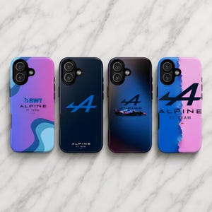 Könnte beinhalten: Vier Handyhüllen mit verschiedenen Designs. Die Hüllen zeigen das Logo und Branding des Alpine F1 Teams. Farben sind Blau, Pink und Lila. Eine Hülle hat den Text "BWT ALPINE F1 TEAM". Eine andere hat die Zahl "4" und das Wort "ALPINE".