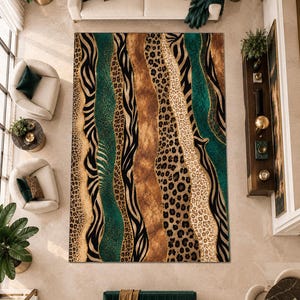 Peut inclure: Un tapis rectangulaire présentant un motif vertical ondulé de bandes alternées. Le design intègre des rayures zébrées noires et blanches, des taches de léopard brunes et des sections bleu sarcelle, rehaussées de fines lignes dorées.