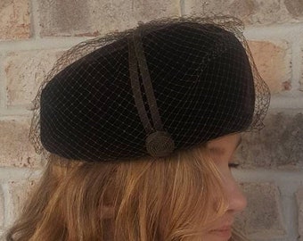 Chapeau brown pillbox des années 1960 avec voile, chapeaux vintage