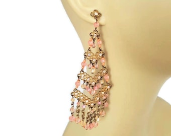 Pendientes largos colgantes llamativos en rosa y dorado, joyería bohemia con cuentas