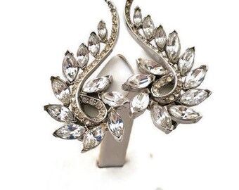 Vintage Gold Rhinestone Flower Pin Bold Floral Pin Brooch with Rhinestone Stamin CN3