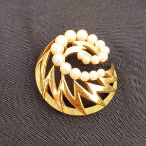 Vintage Trifari Pearl Brooch Gold Trifari Jewelry Gifts For Women, Gifts For Her, Pearl Jewelry image 2